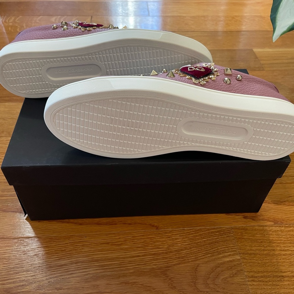 Dolce & Gabbana Sneakers in a mauvy pink with red velvet heart in size 37 - Picture 8 of 12